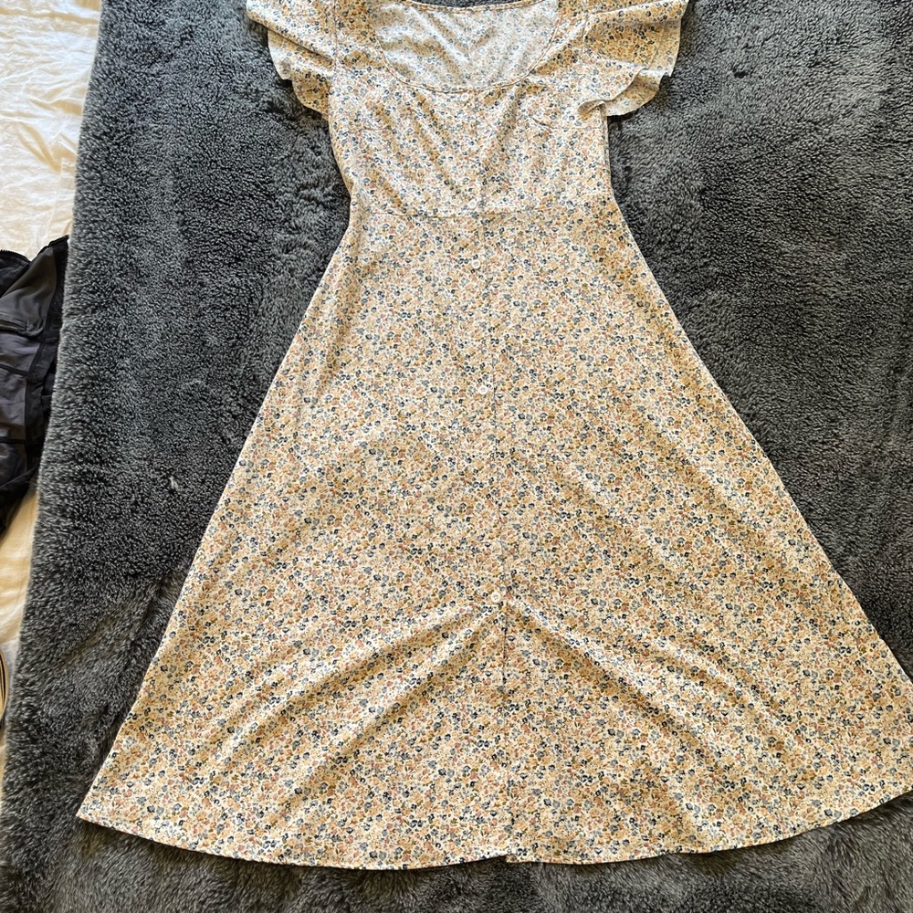 Chic Floral Midi Dress in Cream